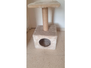 בית לחתול עם עמוד גירוד גובה סה"כ 60 ס"מ